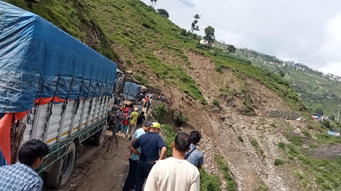 कर्णाली राजमार्गमा पहिरोले यातायात सेवा अवरुद्ध