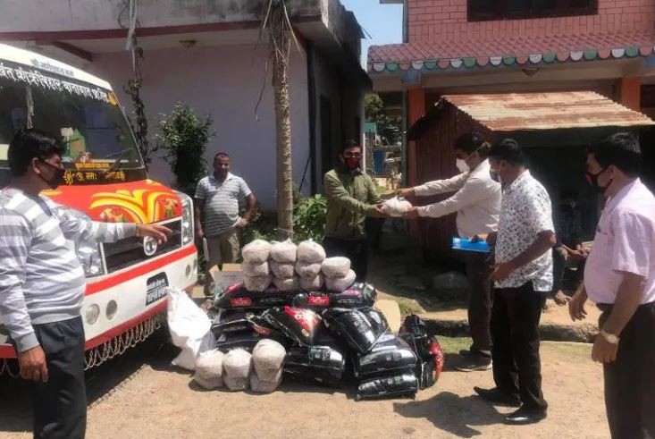 कर्मचारी र सुरक्षाकर्मीलाई काँक्रेविहार यातायातद्धारा राहत वितरण