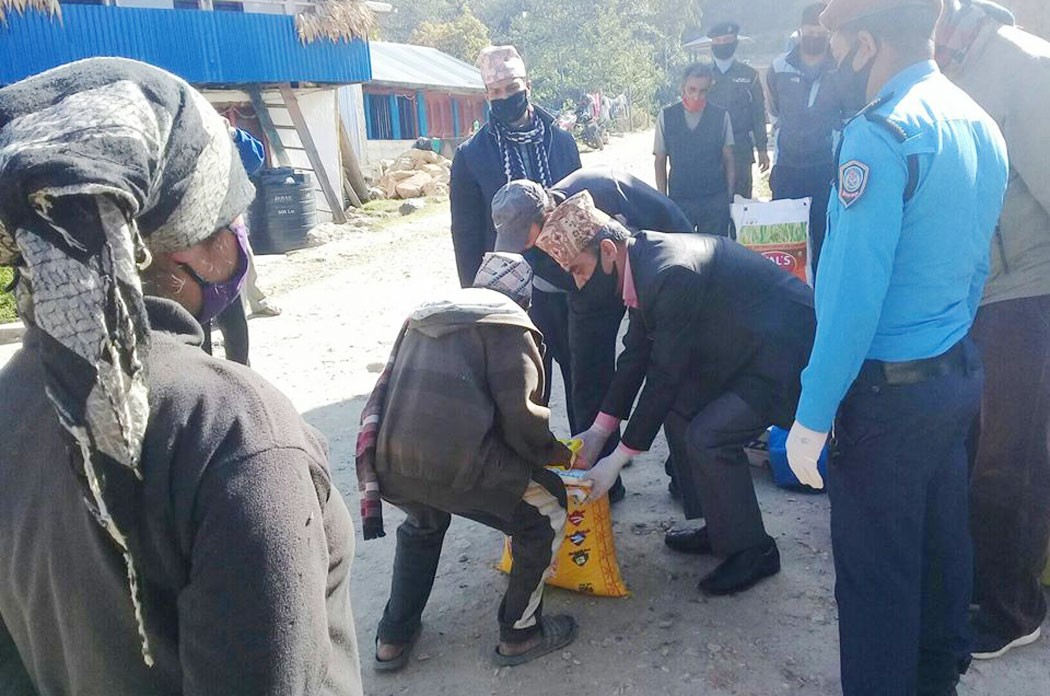 सैनामैनाले दुई हजार परिवारलाई बाडयो खाद्यान्न