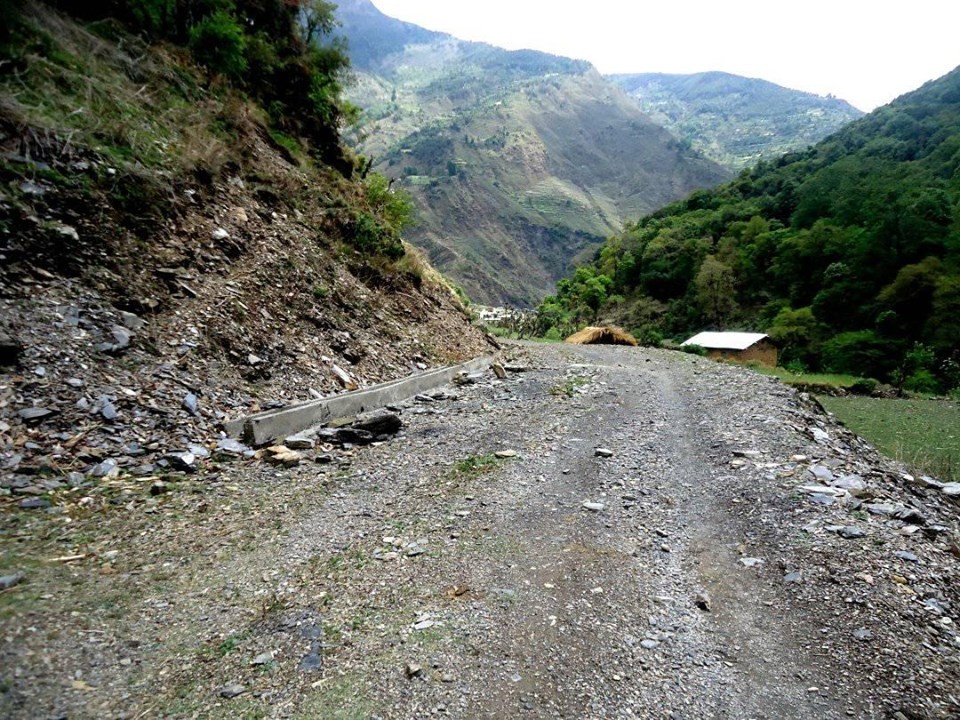 पैदलबाट गाडीमा हिड्दैछन् जाजरकोटी जनता