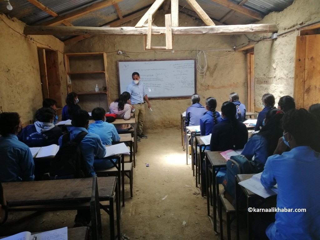 कोरोना जोेखिम बढेकै बेला हुम्लामा परीक्षा गराउँदै