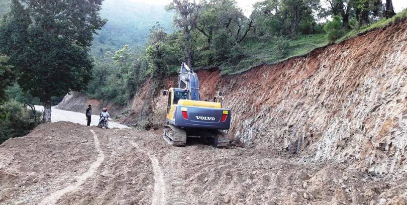 पश्चिम खण्डमा मध्यपहाडी राजमार्ग कालोपत्र