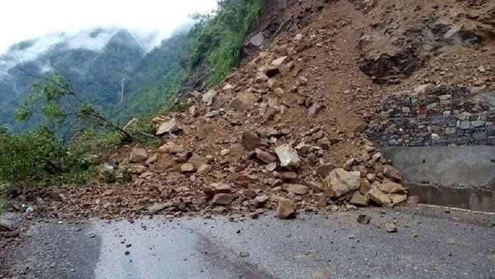 पहिराले कर्णाली राजमार्ग अवरुद्ध