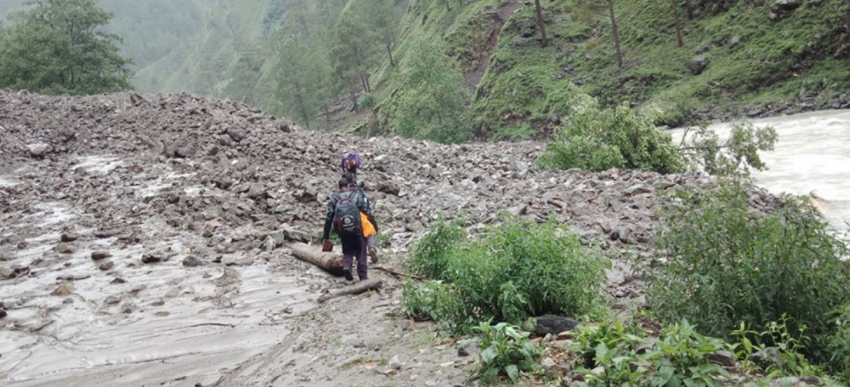 पहिरोले नारायणगढ-मुग्लिन सडक अवरुद्ध