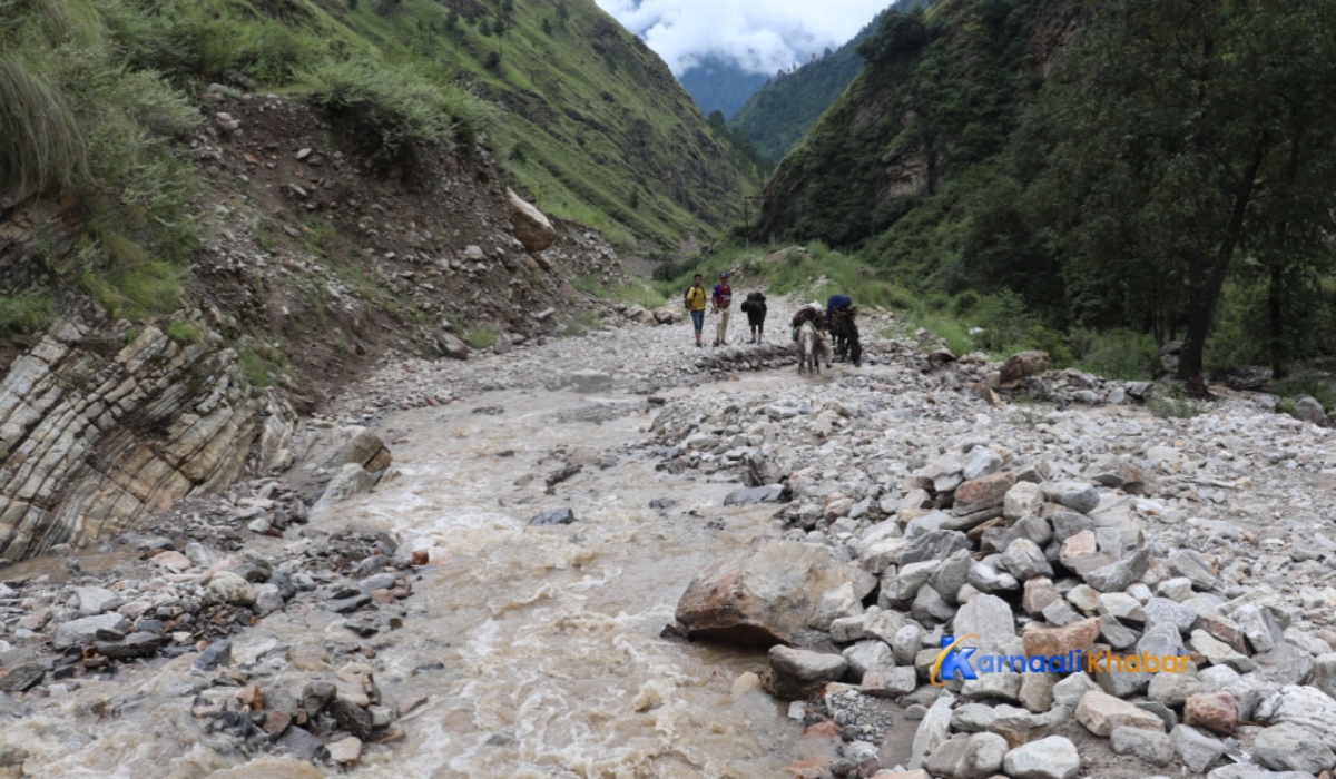 स्याम्ने खोलामा सडक अवरुद्ध