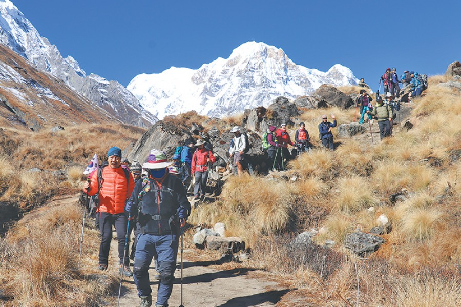 पर्यटकीय लेक चढ्न पदमार्ग