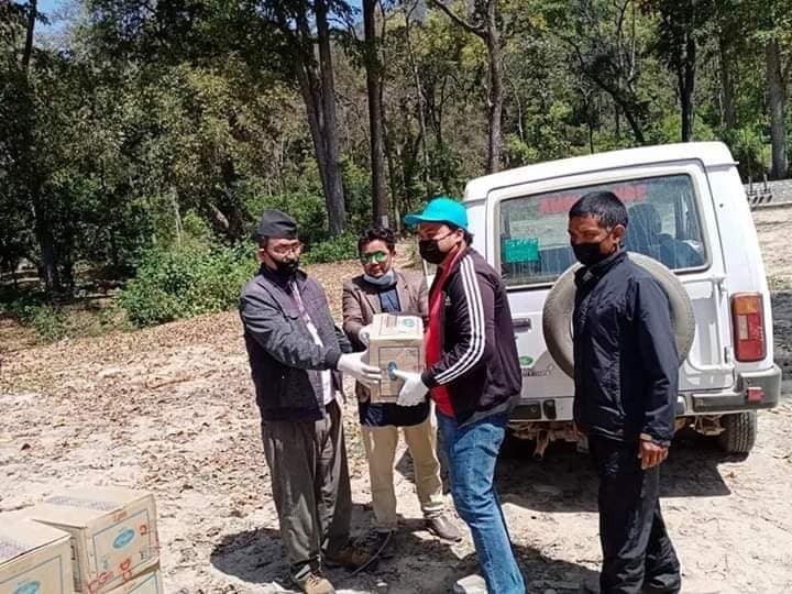 गाउँ पुगेर राहत वितरण गर्दै पूर्वराज्यमन्त्री बिष्ट