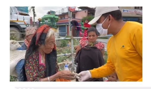 गरीब दुःखीलाई राहत बाड्दै धुर्मुस