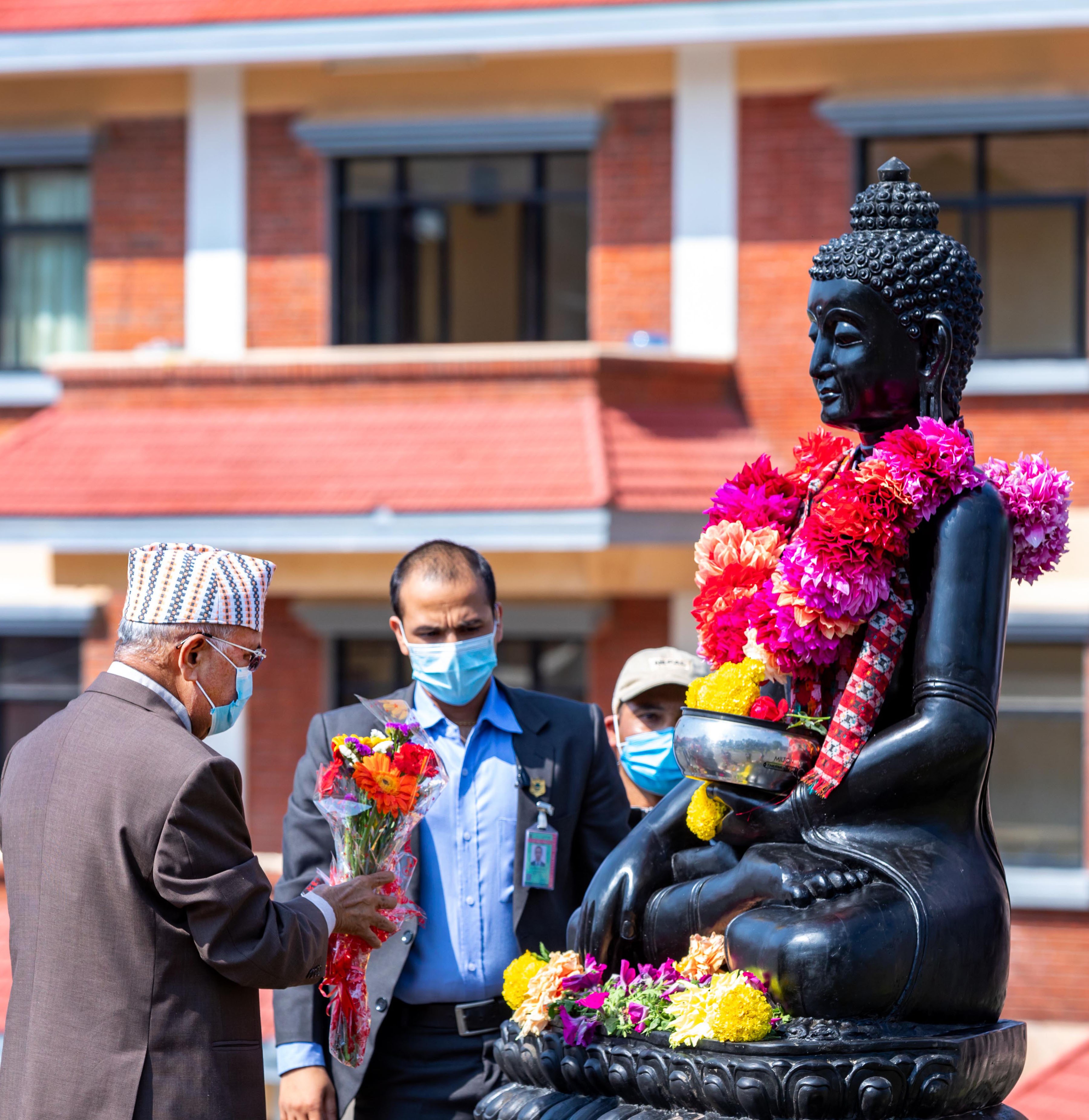 बुद्धको प्रतिमामा प्रधानमन्त्रीको माला र पुष्पगुच्छा