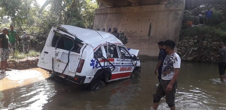 सुुत्केरी बोकेको एम्बुलेन्स खोलामा खसेपछि....