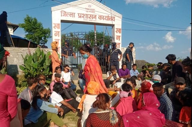 हत्यारा सार्वजनिक गर्न माग गर्दै प्रशासन कार्यालयमा धर्ना