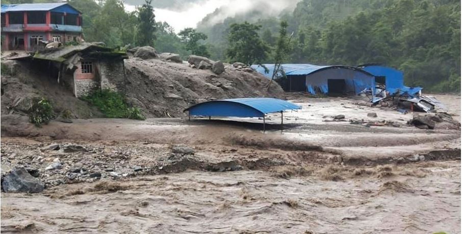 जारकोटको बारेकोटमा पहिरो जाँदा २१ जना बेपत्ता