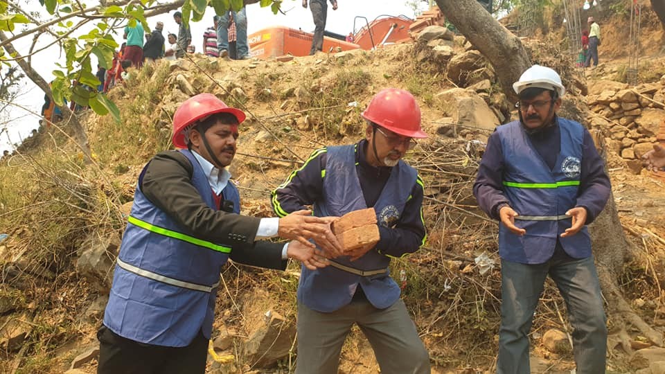 रुकुम पुगेर इँट्टा बोक्दै पुर्व गृहमन्त्री शर्मा