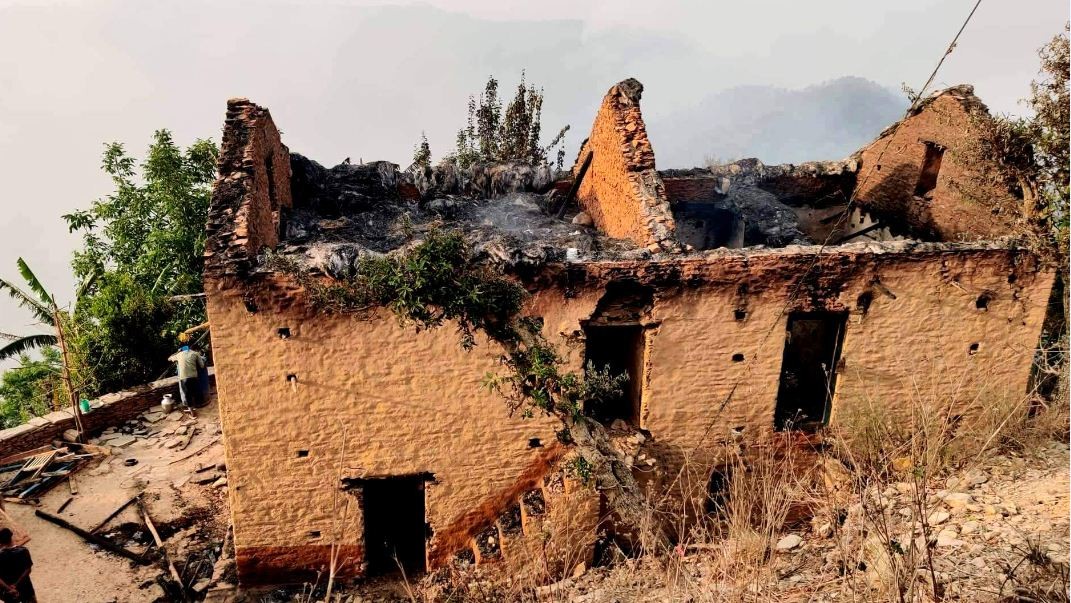 सल्यानमा  आगलागी हुँदा वडाध्यक्षको घर जलेर नष्ट