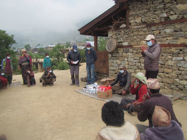 हुम्लामा विपन्न परिवारलाई साबुन र मास्क