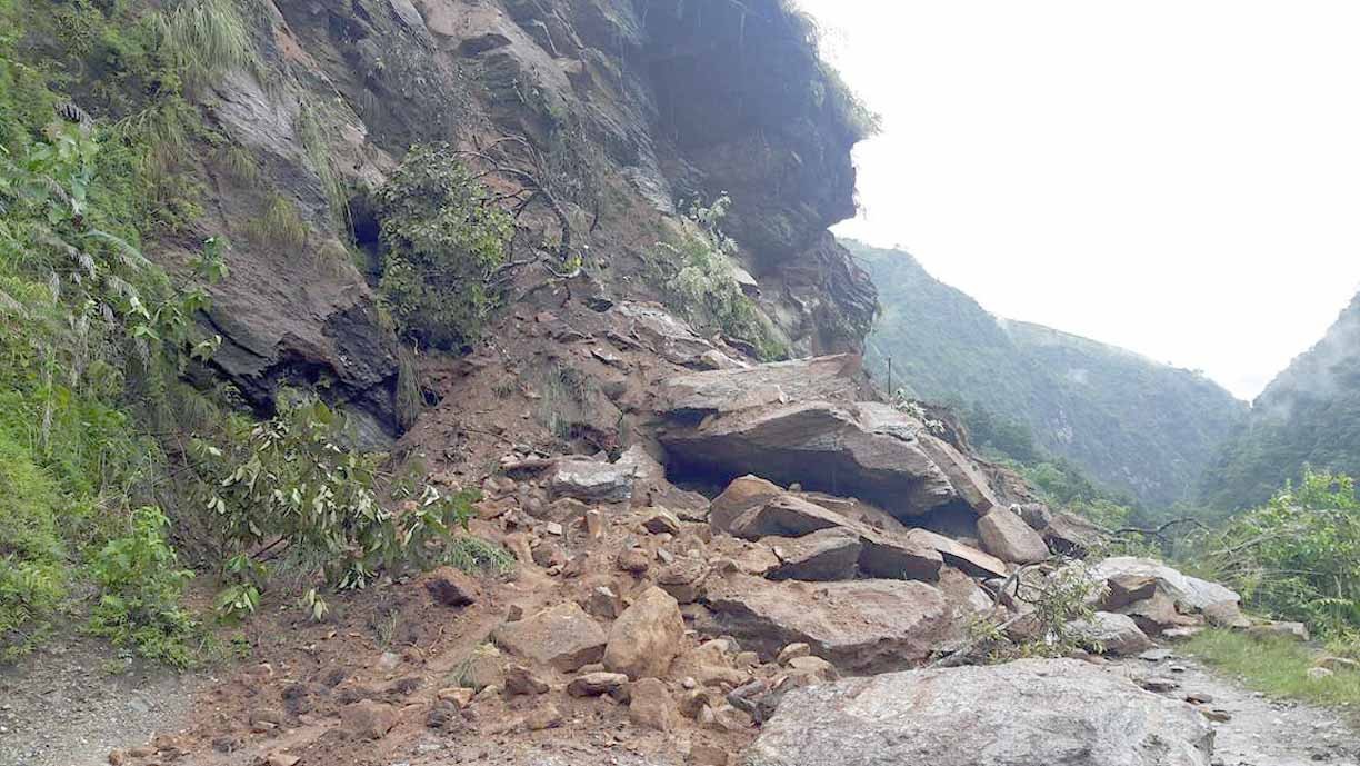 बाढी र पहिरोले कर्णाली राजमार्ग अवरुद्ध