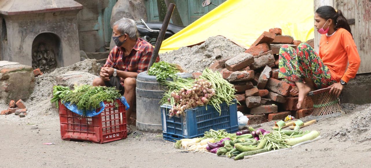 ग्राहकको पर्खाइमा तरकारी व्यापारी