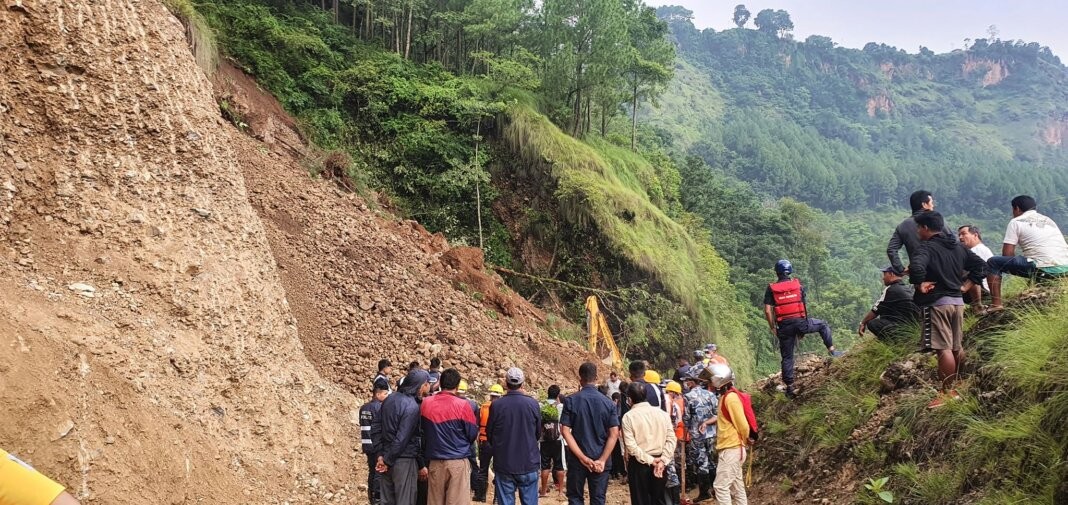 पहिरोमा स्काभेटर पर्दा हुम्लामा चालकको मृत्यु