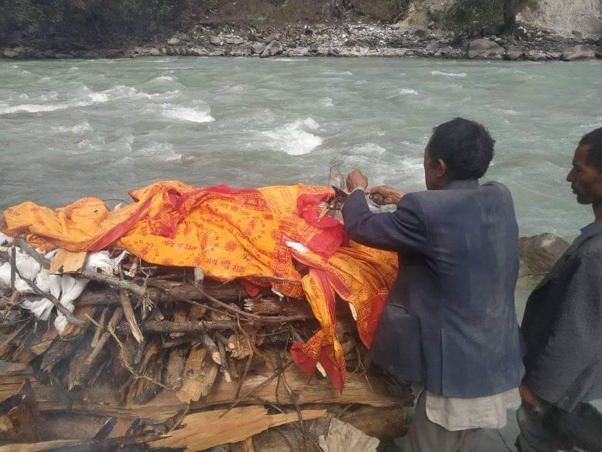 मुगु बस दुर्घटनामा ज्यान गुमाएकाको अन्त्येष्टि