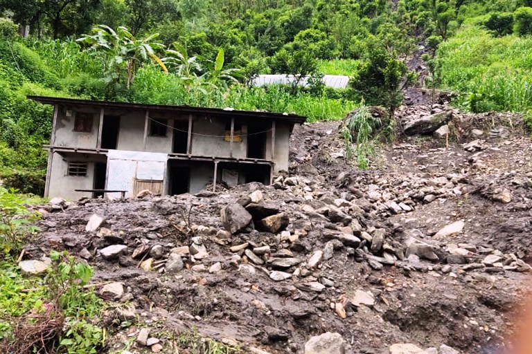 पहिरोले घर भत्किदा दुई जनाको मृत्यु, तीन बेपत्ता