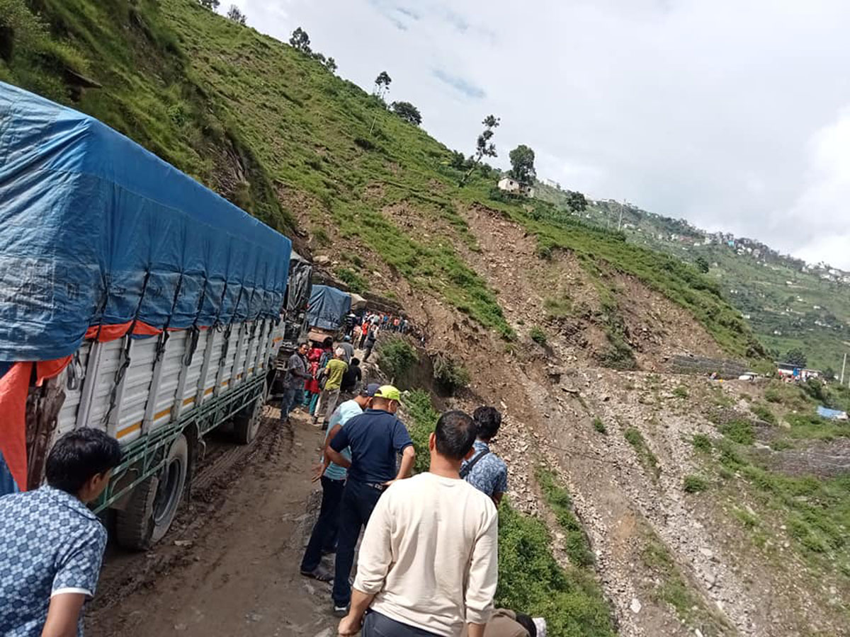 कर्णाली राजमार्गमा पहिरोले यातायात सेवा अवरुद्ध