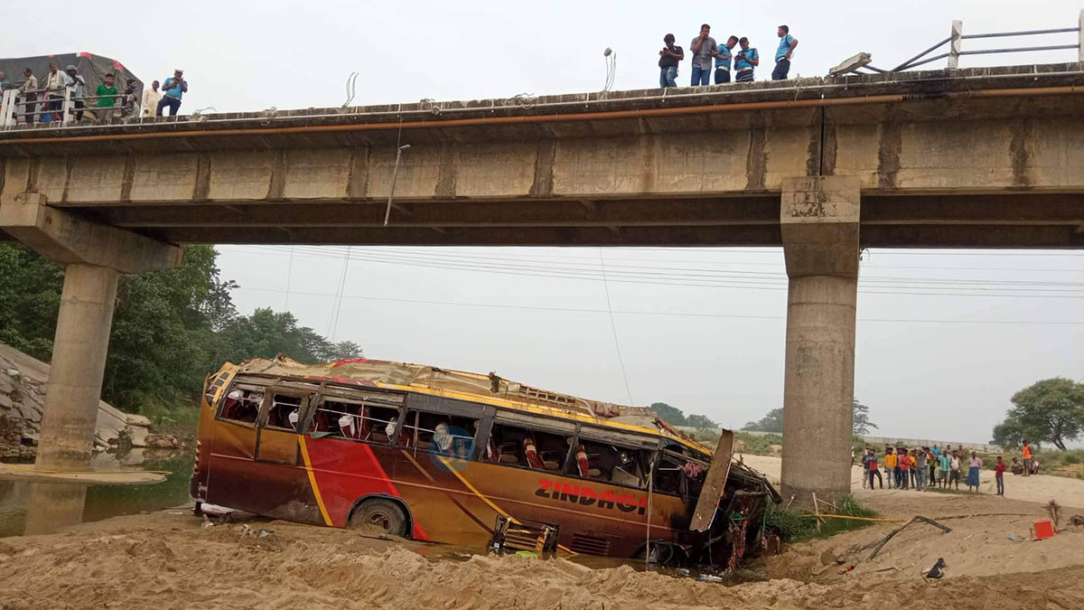 रात्रिकालीन बस दुर्घटना हुँदा ९ जनाको मृत्यु,  ३३ जना घाइते