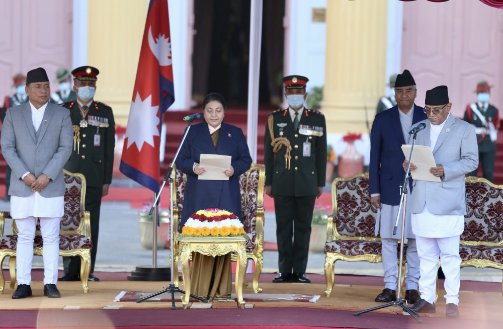 राष्ट्रपति भण्डारीद्वारा नवनियुक्त प्रधानमन्त्री प्रचण्डलाई शपथ