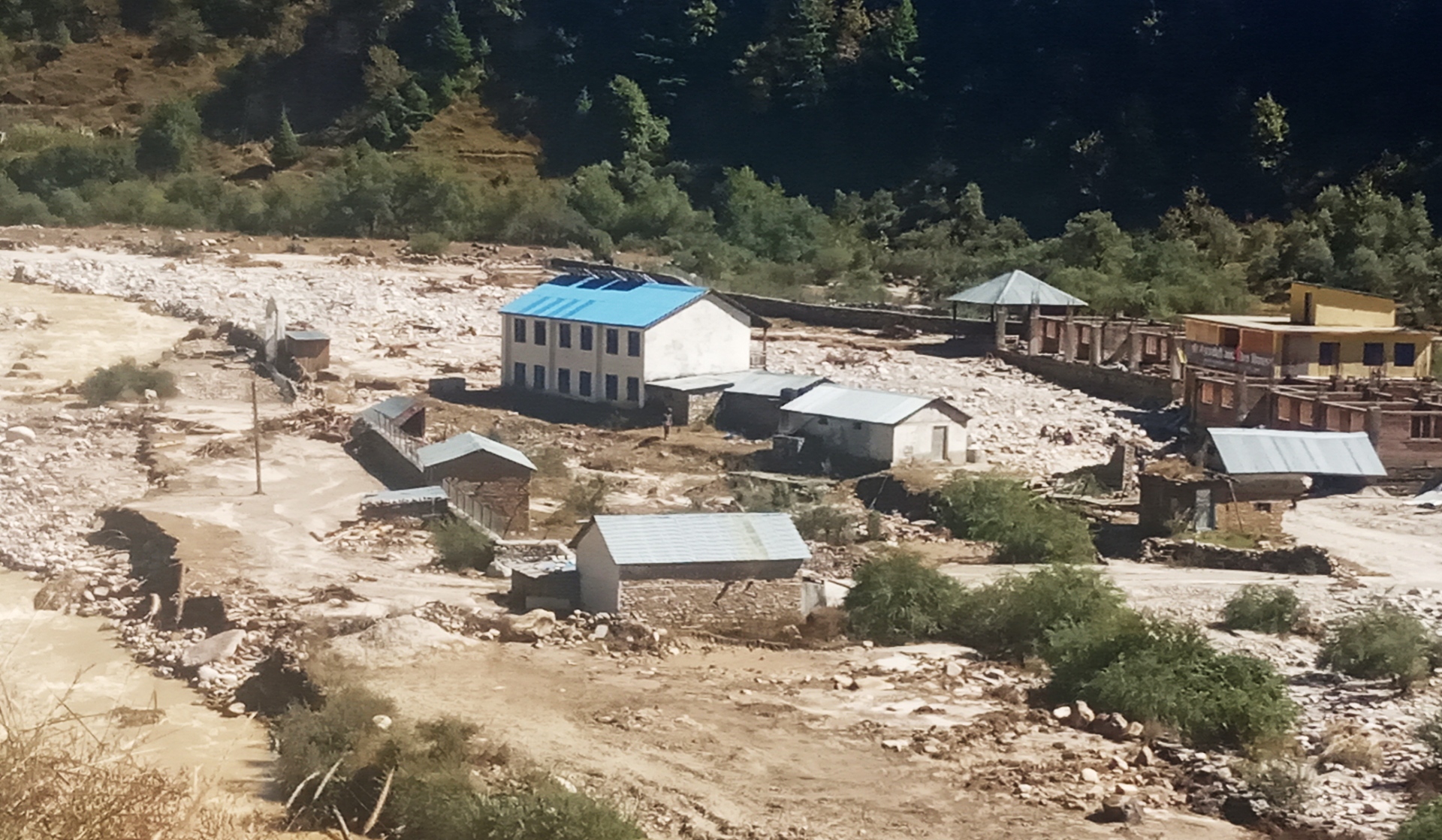 भवन बाढीले भत्काएपछि पठनपाठन प्रभावित 