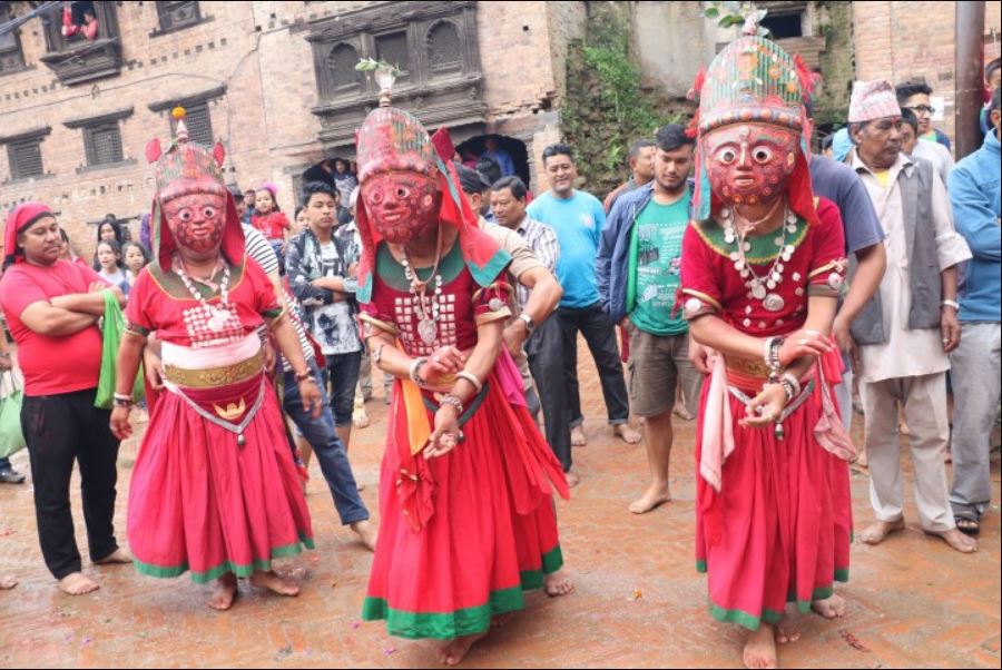 कोरोनाको लहरः नीलबाराही नाच राति मात्र सञ्चालन