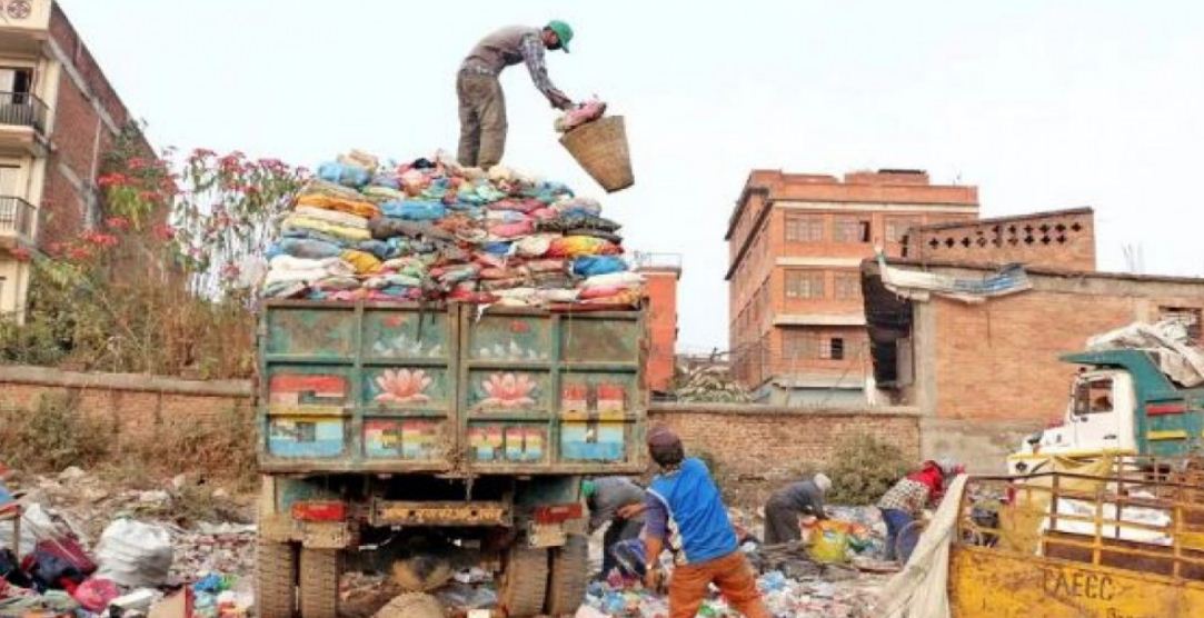 गाडी तोडफोडले फोहर व्यवस्थापनमा समस्या