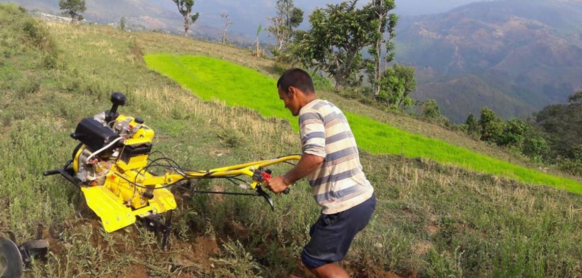 किसानलाई हाते ट्रयाक्टर 