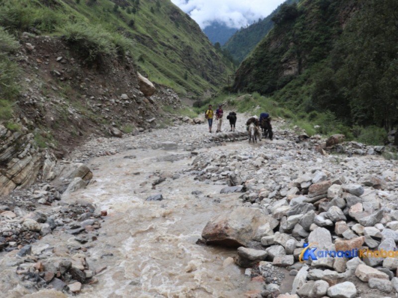 स्याम्ने खोलामा सडक अवरुद्ध