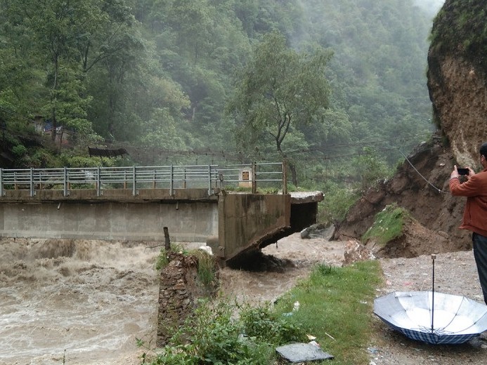 मावाखोलाको पुलमा जोखिम 