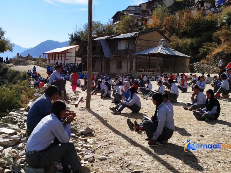 चिसोले हुम्लाका विद्यार्थी चौरमै दिन्छन् परिक्षा 