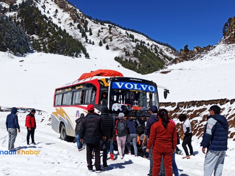 मुगुमा हिमपातका कारण गाडी अवरुद्ध