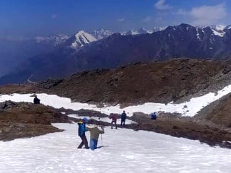 जहाँ, हिउँ छिचोलेर मतदान स्थलमा पुगे कर्मचारी 