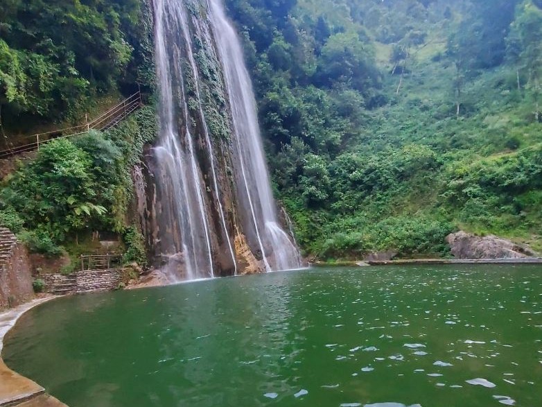 पर्यटकको मनमोहक रोजाईमा झरनाको सौन्दर्य 