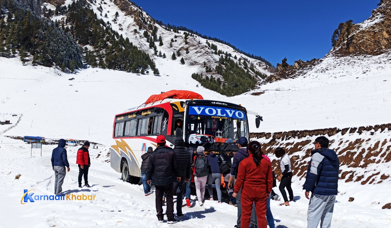 मुगुमा हिमपातका कारण गाडी अवरुद्ध