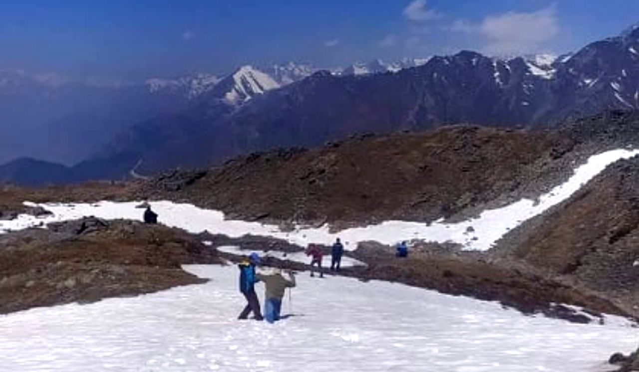 जहाँ, हिउँ छिचोलेर मतदान स्थलमा पुगे कर्मचारी 