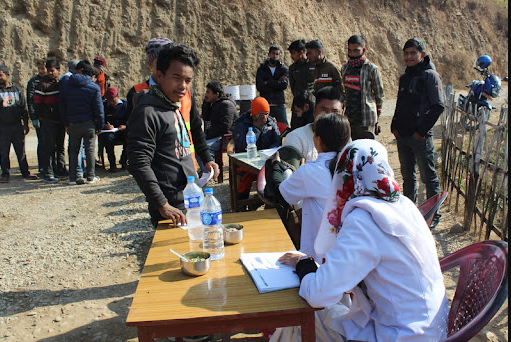 सडकमै चालकको आँखा र रक्तचाप जाँच