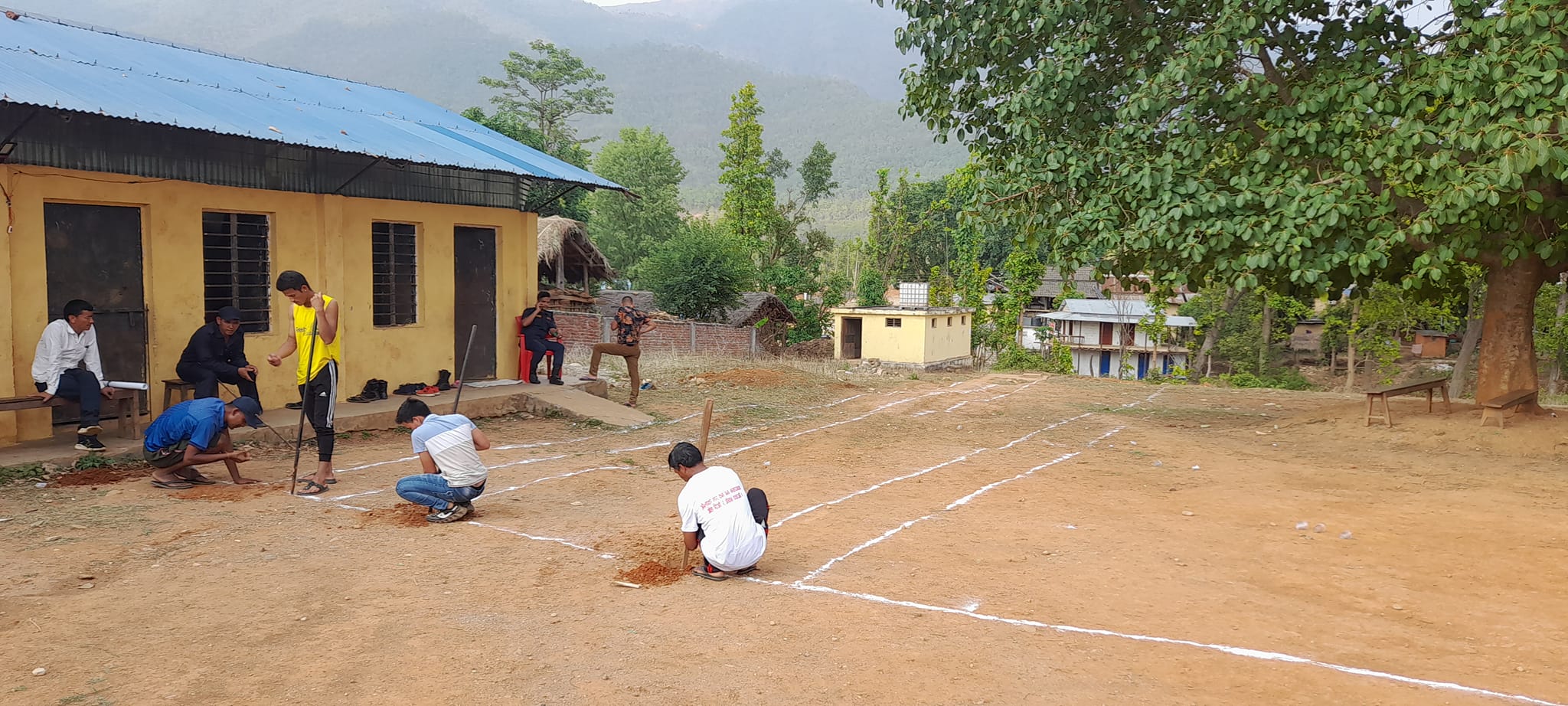 मतदान केन्द्रमा चुनावका लागि बुथ निर्माण गरिदैँ