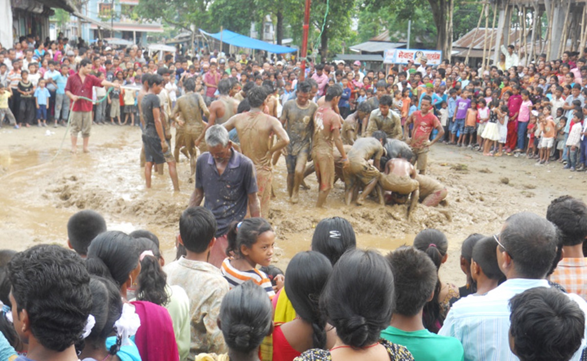 ‘दधिकादो पर्व’मा रमाए पूर्वका आदिवासी युवा