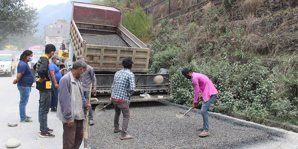 करापुटार डढुवा सडकखण्ड ढलान हुँदै