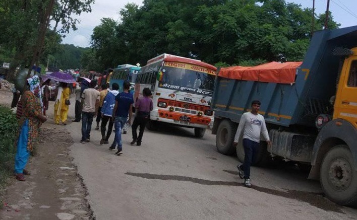 चार दिनदेखि यात्रु अलपत्र 