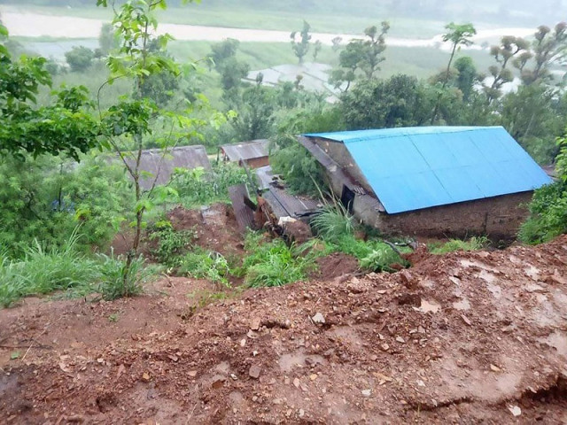 घिमिरेगाउँमा पहिराले घर पुरिँदा सीताराम बेपत्ता 