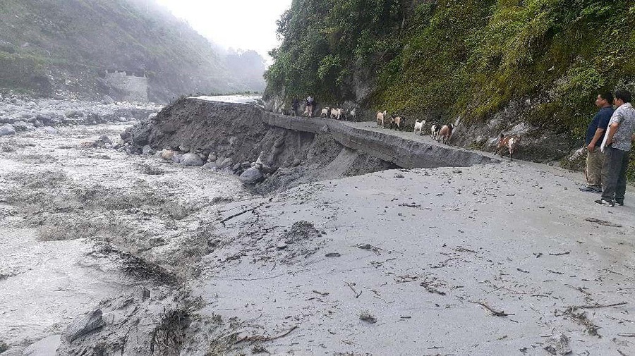 सडकमा झन्डै चार अर्बको क्षति